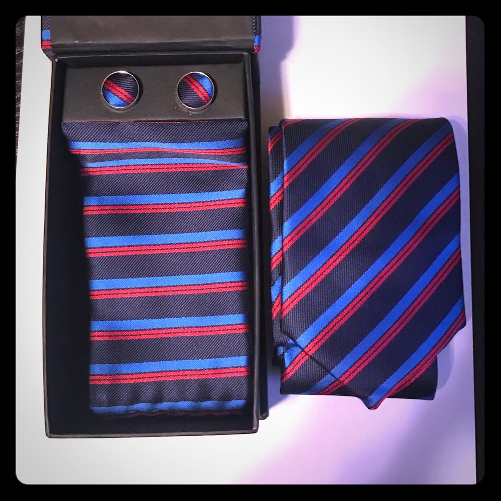 Tie, handkerchief, cuff link set.